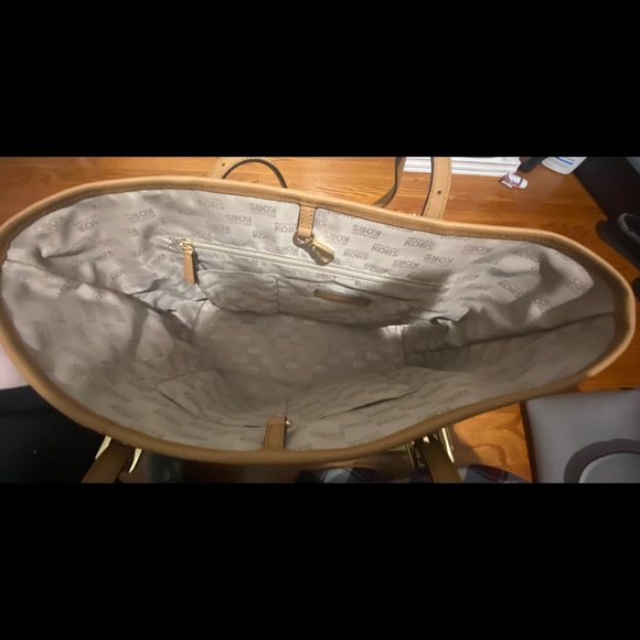 Michael Kors Jet Set Tote Bag